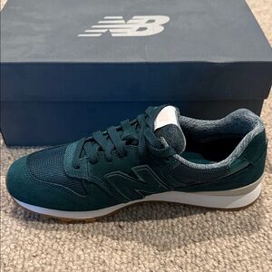 New Balance Women's 696 Teal Sneakers - NEW NEVER WORN